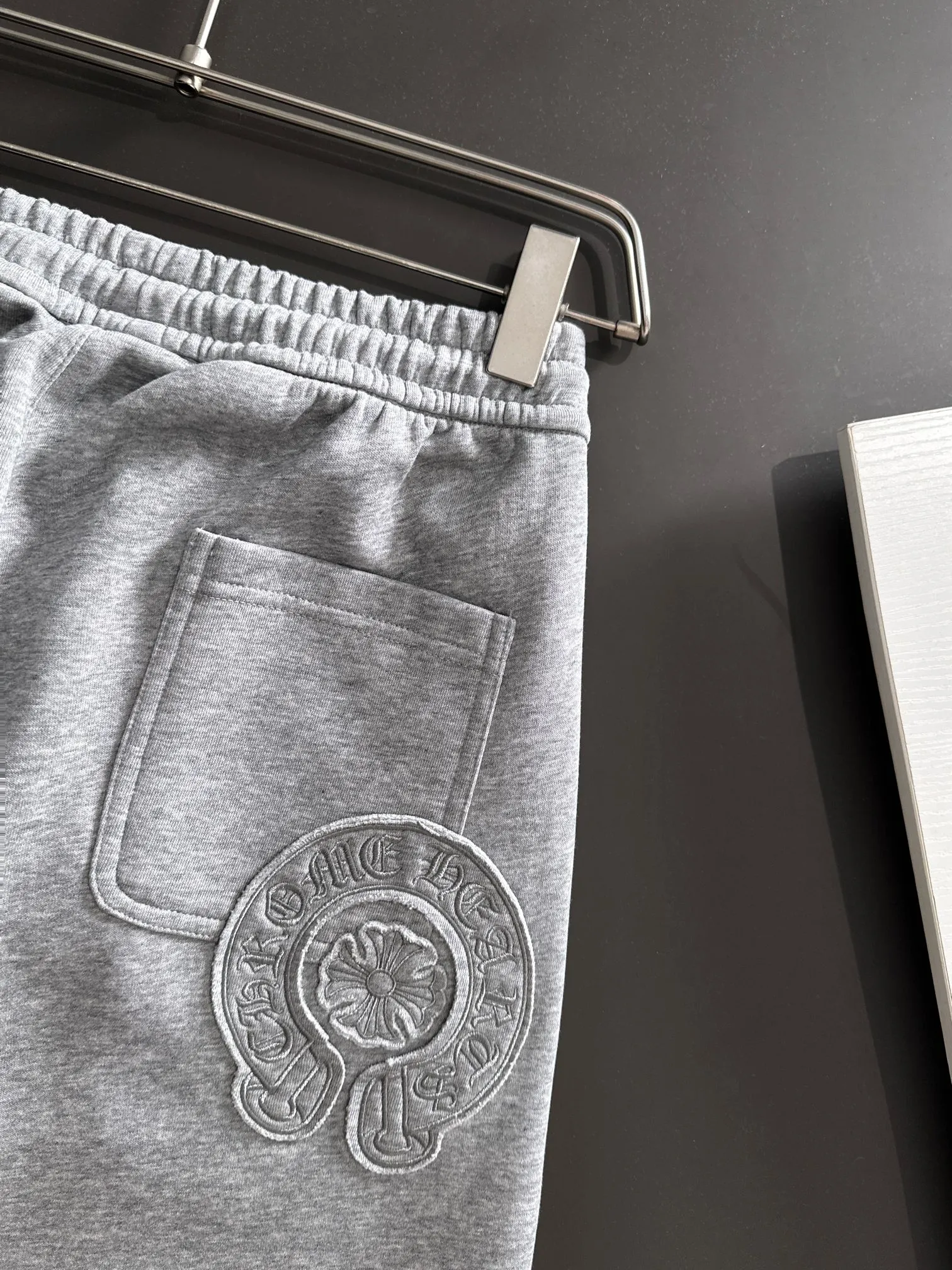 P310 Chrome Hearts* (exclusive quality in the market) hot style 2꯭0꯭2꯭5 new autumn pants original ⌚️ high version Chrome Hearts The fabric is made of 380g high-density double-sided Chinese custom fabric. No deformation, no shrinkage, three-dimensional drape. Introduction to the process: front and back burnt appliqué embroidery. Customized hardware accessories. Color: gray SIZE: M-XXXL